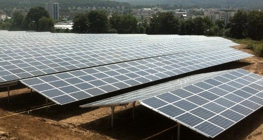 IBC Solar hat in diesem Jahr noch einen Solarpark in Deutschland fertig gestellt. Einen Teil der Anlagen nutzen zwei Unternehmen im nahe gelegenen Gewerbepark für die Deckung ihres eigenen Stromverbrauchs. - © IBC Solar
