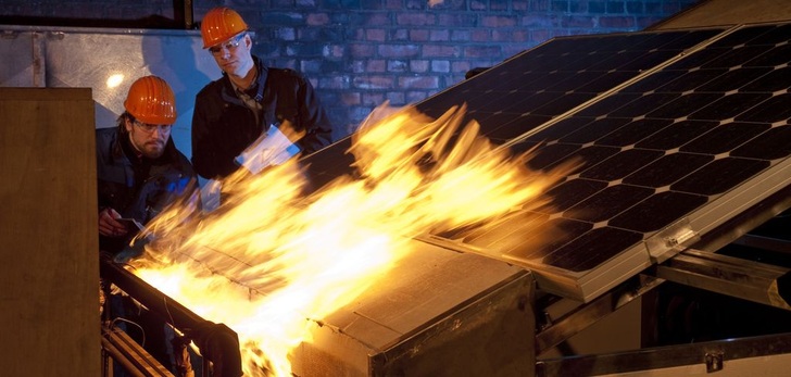 Zwei Mitarbeiter vom TÜV Rheinland testen eine PV-Anlage.