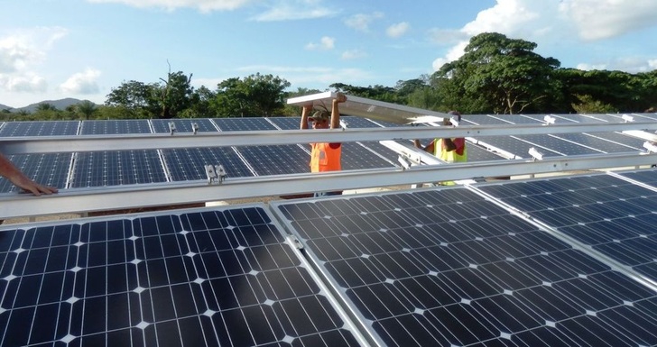 Der Bau eines Photovoltaikparks unter karibischer Sonne.