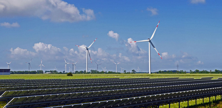 Ergänzen sich gut: Sonnen- und Windkraftwerke. - © Erich Westendarp, Pixelio.de
