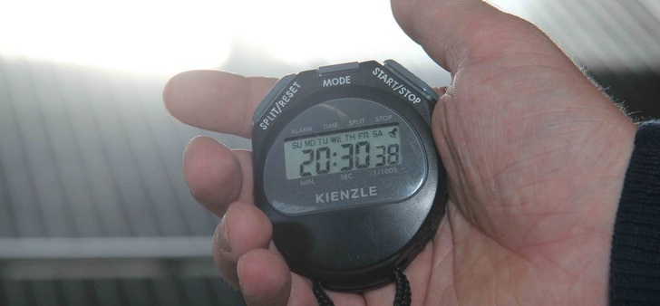 Unter 21 Minuten geblieben. Das ist eine neue Rekordzeit für den Aufbau eines Montagesystems auf einem Ziegeldach.