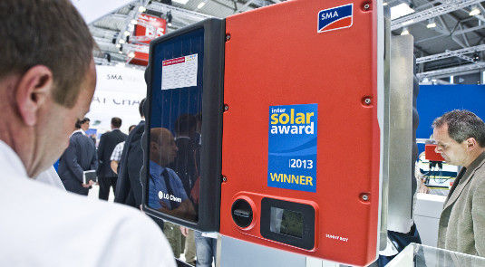 SMA stellte auf der Intersolar den ersten Batteriewechselrichter vor, der an der Wand montiert werden kann.