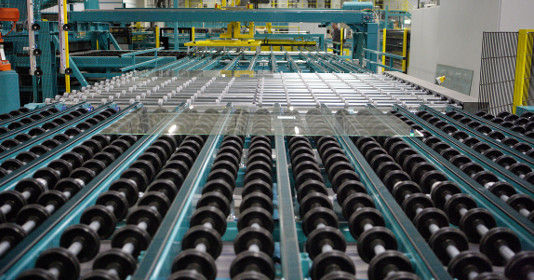 Eine Glasscheibe kommt aus der Flachglaslinie in Osterweddingen.