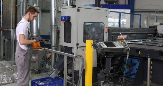 Bei Mounting Systems in Rangsdorf läuft die Gestellproduktion auf Hochtouren. Im Gebäude nebenan planen die Statiker die Auslegung der Aufdachanlage im brandenburgischen Velten.