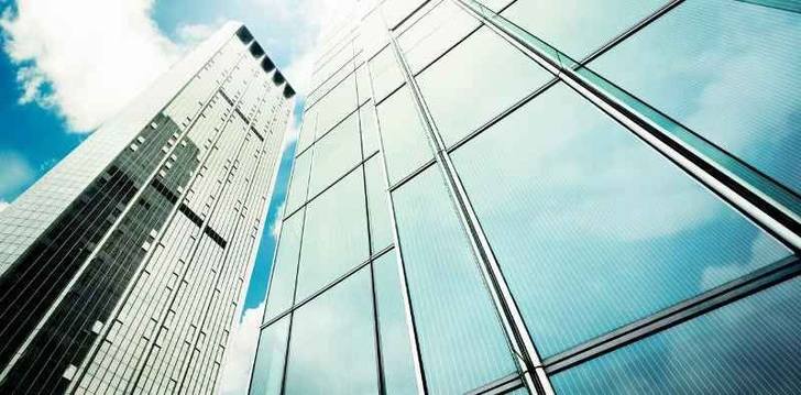 Zukünftig könnte die gesamte Glasfassade eines Gebäudes einschließlich der Fenster zum Sonnenkollektor werden. - © Heliatek GmbH
