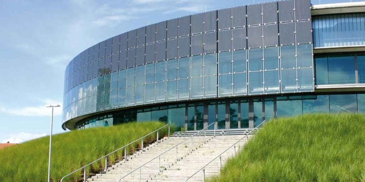 Die Sonnenfassade an der EWE-Arena in Oldenburg.