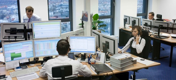 Stromhändler im 6. Stock der Leipziger Strombörse.