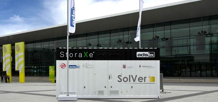 Batteriespeicher: Die 20-Fuß Containerlösung von Ads-tec auf der Messepiazza Stuttgart.