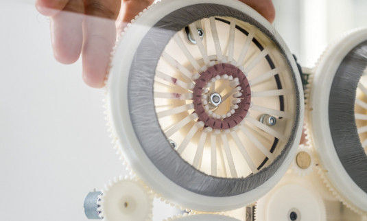 Die Rundbürsten sind über eine Kurvenscheibe mit Silikoknraupen verbunden. Diese sorgen dafür, dass der Putzroboter nicht vom Modul rutscht.
