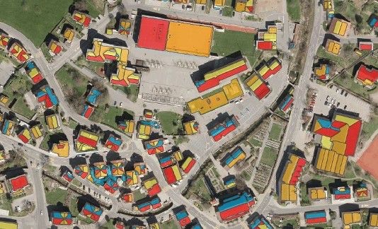 Die roten Dachflächen sind mit einer sehr hohen Sonneneinstrahlung gesegnet. Die blauen Dächer haben das geringste Potenzial zur Nutzung von Solarenergie. Mit einem Klick auf eine Dachfläche erhält der Nutzer einen Report mit detaillierten Informationen z