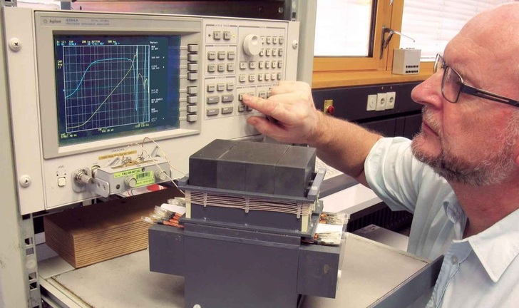 Forscher entwickeln und optimieren stromsparende Hochfrequenzlitzen. - © Universität Erlangen
