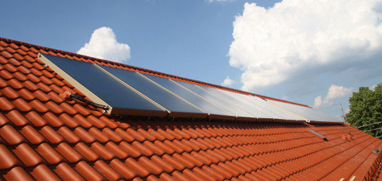 Die Erneuerung der Heizungsanlage verlangt nach Investitionen. Allerdings gibt es eine Förderung für solarthermische Anlagen in Verbindung mit Pelletheizungen und der Hauseigentümer spart Brennstoffkosten. - © Citrin Solar/BSW Solar
