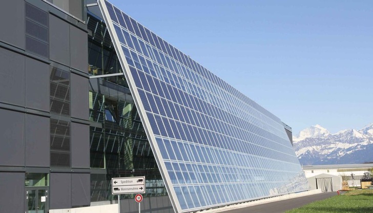 Am neuen Hauptsitz in Gwatt (Thun) im Berner Oberland bündelt Meyer Burger alle Solaraktivitäten - den Modulbau für den eidgenössischen Markt und die Entwicklung neuer Solarfabriken für das globale Geschäft.