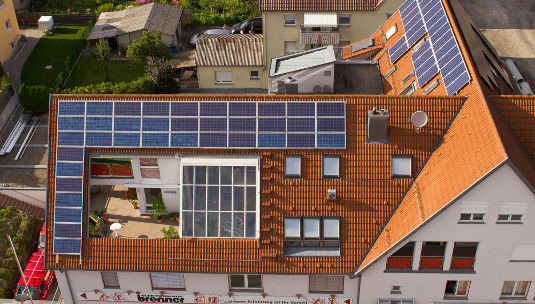 Die Anlage auf dem Dach der Firma Elektrohaus Brenner besteht aus zwei Teilen. Beide Generatoren speisen die Lithium-Ionen-Batterie.