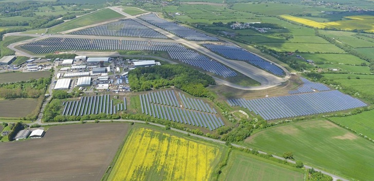 Solarfeld Wymeswold in Großbritannien mit 33 Megawatt Leistung. - © SAG Solarstrom
