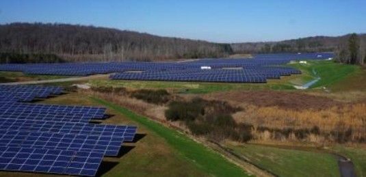 Im Auftrag von Volkswagen und Silicon Ranch als Betreiber baute Phoenix Solar im vergangenen Jahr den größten Solarpark in Tennessee. Mit einer Leistung von 9,5 Megawatt und einem jährlichen Ertrag von 13,1 Gigawattstunden deckt sie 12,5 Prozent des Strom - © Phoenix Solar
