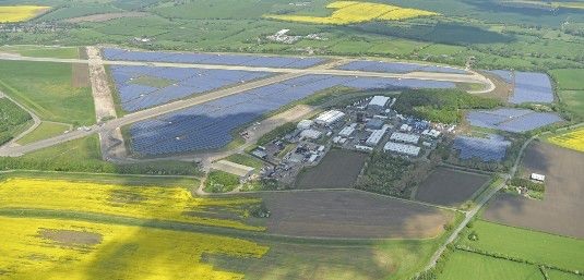 Das Kraftwerk auf dem ehemaligen Gelände der Royal Air Force in Wymeswold, Leicestershire, etwa 190 Kilometer nordwestlich von London produziert pro Jahr 30.650 Megawattstunden Solarstrom. - © S.A.G. Solarstrom
