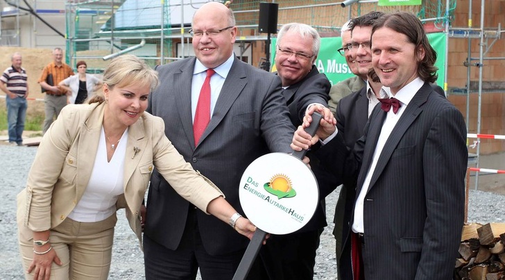 Umweltminister Peter Altmaier (CDU) bei der Eröffnung eines autarken Energiehauses.