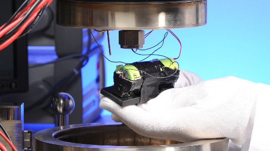 Mit neuen Messmethoden - dem sogenannten In-Situ-Verfahren - können die Forscher quasi ins Innere der Batterie blicken.