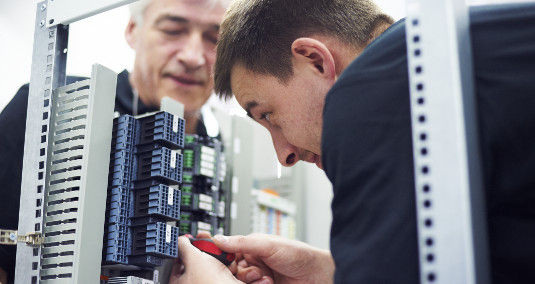 Die Elektronik des Speichers ist so konzipiert, dass er schon mit dem Laden beginnt, wenn ein Watt Leistung aus der Solaranlage kommt. - © ASD Sonnenspeicher/Ralf Killian
