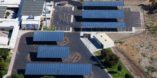 Wie bei dieser Anlage auf dem Dach der Akers Elementary School in Kalifornien konzentriert sich Conergy auch in Zukunft auf Anlagen, deren Strom unmittelbar im Gebäude verbraucht wird. Mit diesen Netzparitätanlagen haben die Hamburger nicht nur in den USA - © Conergy
