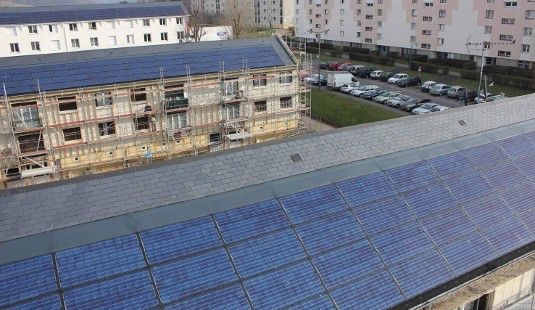 Insgesamt 190 dachintegrierte Solaranlagen auf Gebäuden der Wohnungsbaugesellschaft "Habitat 76" hat die EDF gebaut. - © Centrosolar
