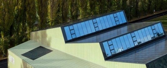 Trotz ungünstiger Lichtbedingungen liefert die Anlage einen großen Teil des Stroms für die Turnhalle.