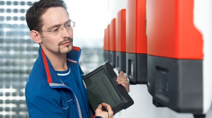 Insgesamt müssen in Deutschland rund 400.000 Photovoltaikanlagen aufgerüstet werden. - © SMA AG
 Insgesamt müssen in Deutschland rund 400.000 Photovoltaikanlagen aufgerüstet werden.