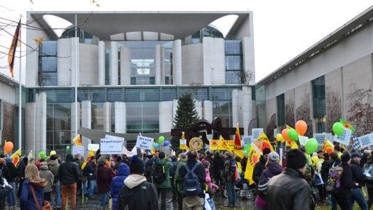 Tausende Menschen demonstrierten vor dem Kanzerlamt in Berlin für die Fortführung der Energiewende.