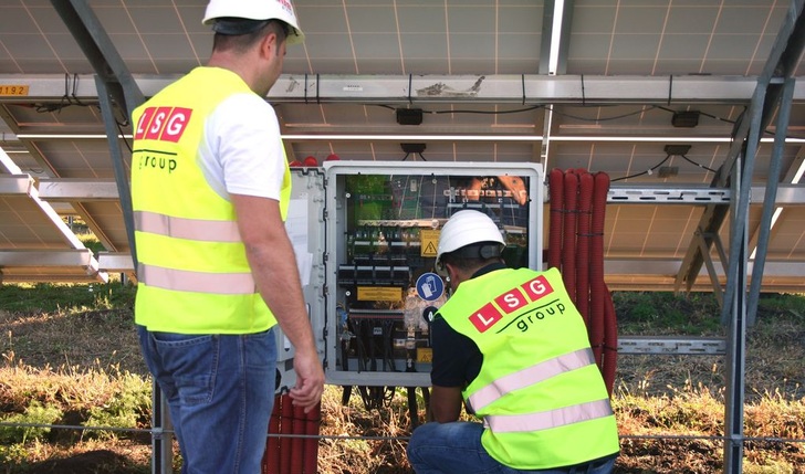 Techniker des Projektentwicklers LSG installieren einen Generatoranschlusskasten mit integrierter Überwachung der Stringströme.