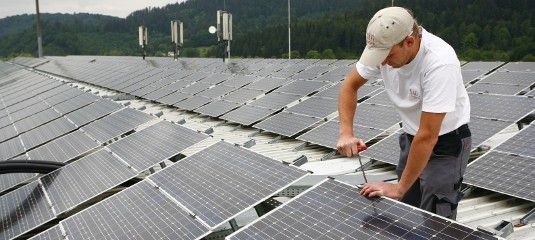 Alle Mitarbeiter im Elektrohandwerke werden im kommenden Jahr einen Mindestlohn bekommen. Die entsprechende Vereinbarung zwischen den Tarifpartnern ist beschlossen. Nur die sächsische Regierung wehrt sich noch mit einem Widerspruch.