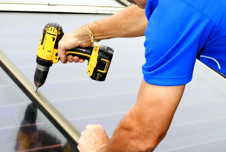 Installation von Solarkollektoren zur Umwandlung des Sonnenlichts in Wärmeenergie.