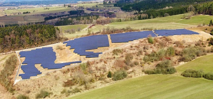 Solarfeld Spaichingen in Baden-Württemberg mit über zwei Megawatt Leistung. - © SAG Solarstrom
