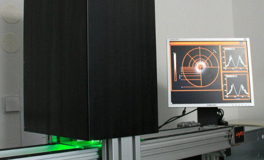 Ein Kamerasystem erfasst während des Aufbringens der TCO-Beschichtung des Frontglases die winkelaufgelöste Lichtstreuung. Im Optimalfall kann dadurch die Qualität des Moduls bestimmt werden, bevor die Beschichtung mit Halbleitermaterial abgeschlossen ist.