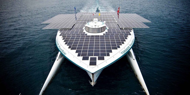 Derzeit befindet sich der eidgenössische Solarkatamaran Planet Solar im Winterquartier in Lorient.