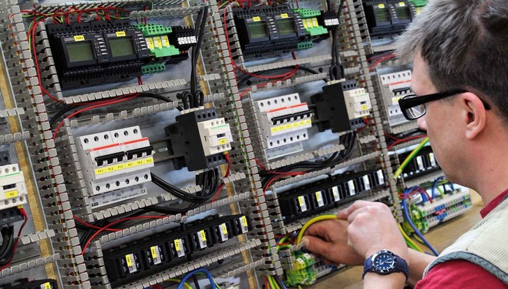 Blick in die Fertigung der Schaltschränke für Deutsche Energieversorgung GmbH in Leipzig.