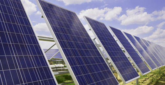 Der Bau des riesigen Solarkraftwerks im Süden von San Antonio bewegt die beteiligten Unternehmen dazu, in der Stadt Niederlassungen zu gründen. Der Projektentwickler OCI Solar Power geht davon aus, dass am Ende 800 Jobs entstehen.