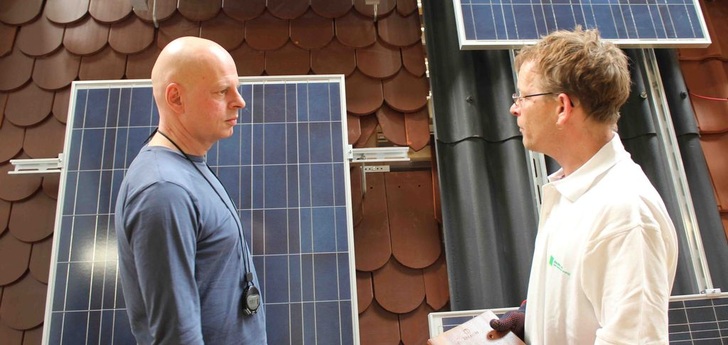 Der stellvertretende photovoltaik-Chefredakteur William Vorsatz vor Ort bei einem Montagetest.