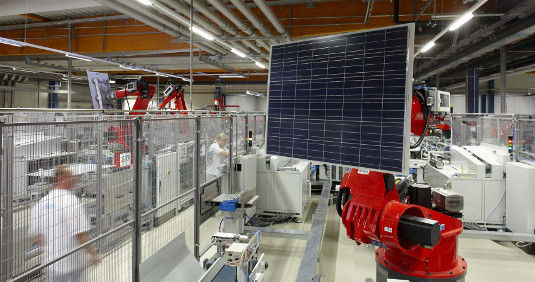 Seit der Erweiterung des Stammwerkes in Prenzlau im Jahr 2008 kann Aleo Solar dort jährlich eine MIllion Solarmodule produzieren. - © Aleo Solar
