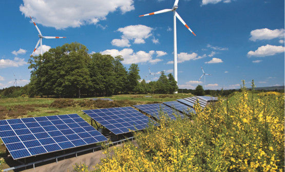 Photovoltaik und Onshore-Windanlagen sollten überall in der Bundesrepublik zugebaut werden. Das steigert nicht nur die kommunale Wertschöpfung, sondern sichert auch das System besser ab als zentrale Kraftwerke. - © Juwi
