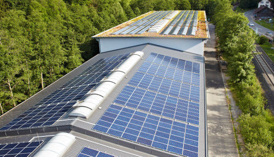 Gewerbetreibende und private Haushalte können ihre Stromrechnung erheblich senken, wenn sie sich mit eigenem Solarstrom vom Versorger unabhängiger machen. Das passt dem Bundeswirtschaftsminister nicht. Er will, dass alle wieder Strom aus dem Netz beziehen