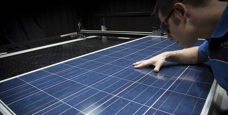Prüfer mit einem Sonnensimulator für Photovoltaikmodule.