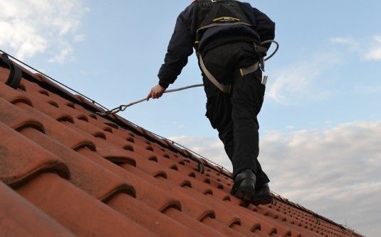 Der Installateur hängt sich an den Läufer ein und kann sich frei auf dem gesamten Dach bewegen, ohne an feste Absturzdachhaken gebunden zu sein. - © Velka Botička
