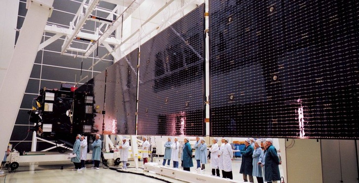 Wissenschaftler bestaunen die Raumsonde vor ihrem Abflug.