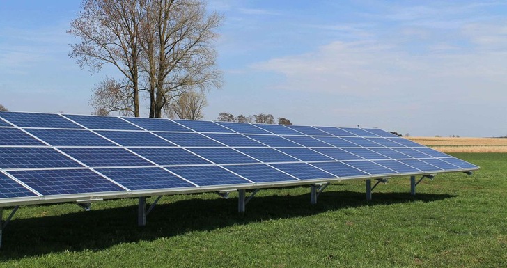 Die Freiflächen-Solaranlage im bayrischen Merkendorf. - © Naturstrom AG

