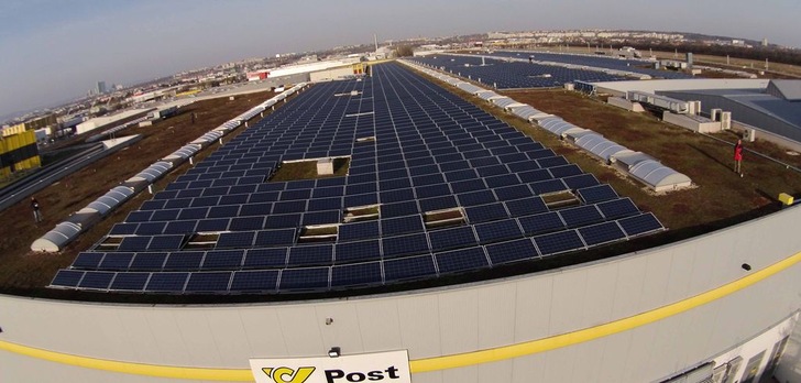 Stiens Solartechnik hat auf dem Briefzentrum der Post Wien eine große Dachanlage mit mehr als 880 Kilowatt Leistung installiert.