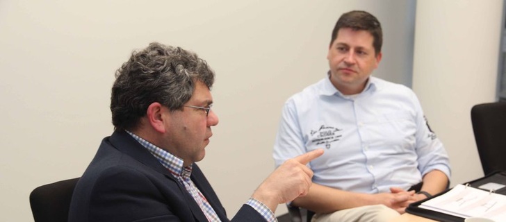 Réne Médawar (links) und Mario Haas (rechts) im Interview mit photovoltaik - © Foto: William Vorsatz
