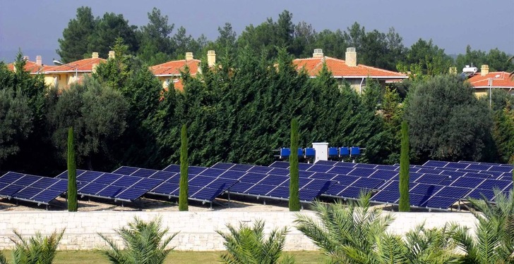 Das Weingut Urla mit Modulen von Innotech Solar: Klima- und umweltgerecht sollte die Solarlösung sein und langlebig wie guter Wein.