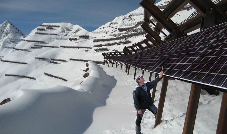 Energiebüro aus Zürich hat spezielle Fangzäune für Lawinen in den hochalpinen Lagen entwickelt, um die starke Höhensonne zur Stromerzeugung zu nutzen.