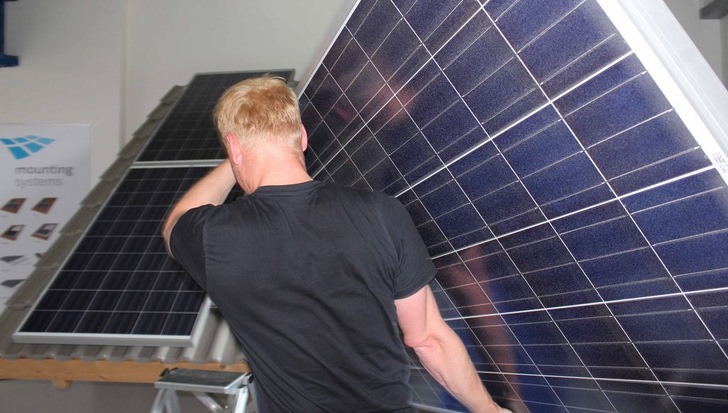 Beim Modultransport kann es vor allem zur Überlastung der Rückenmuskulatur kommen. - © William Vorsatz
 Beim Modultransport kann es vor allem zur Überlastung der Rückenmuskulatur kommen.